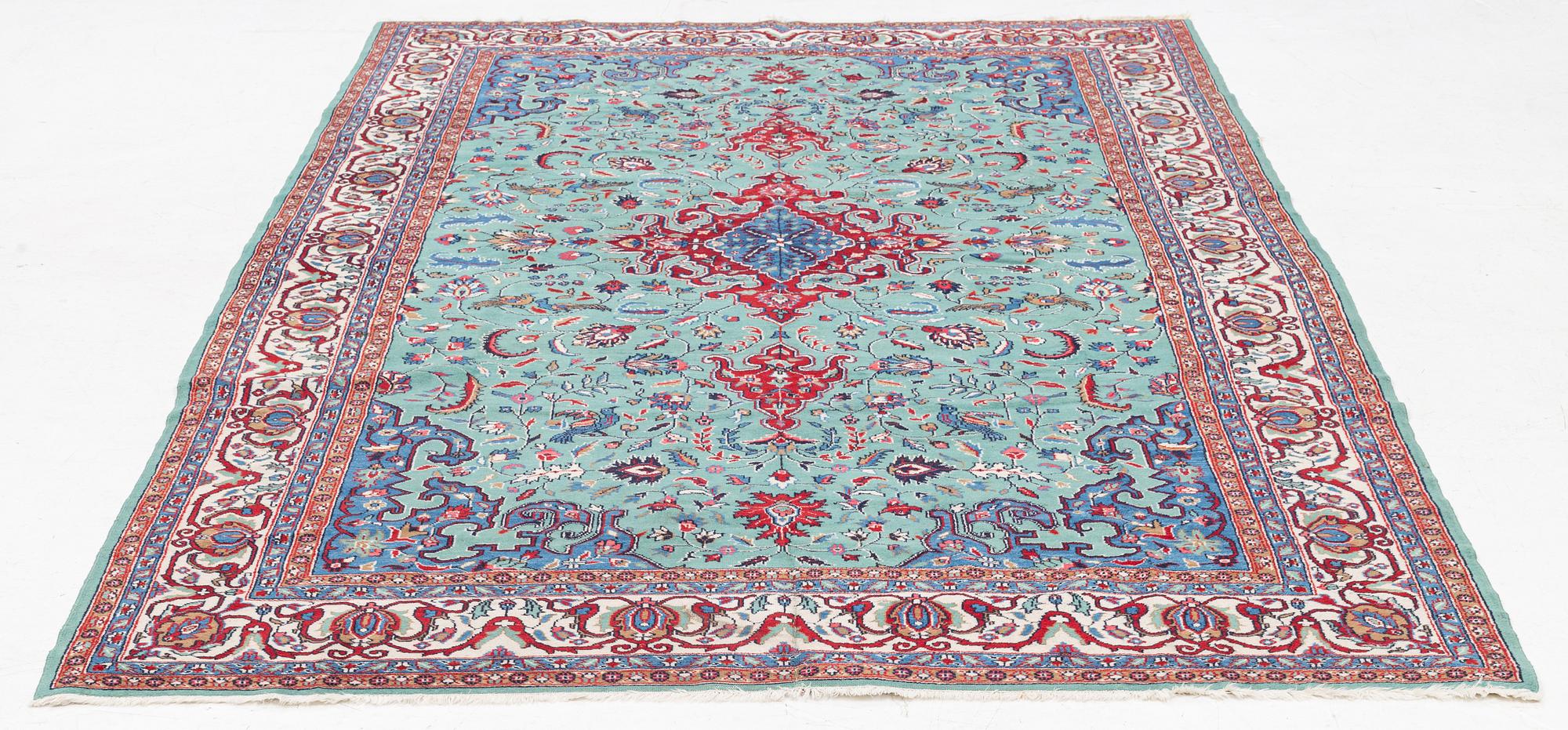 Matta, Oriental ca 285 x 185 cm.