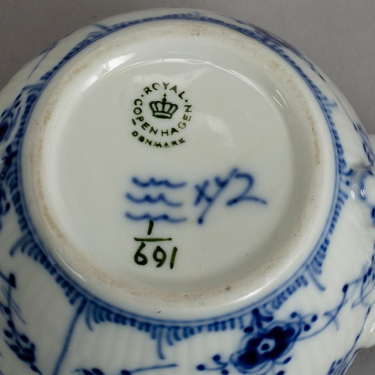 Royal Copenhagen, servisdelar, 14 delar, porslin. "Musselmalet", Danmark.