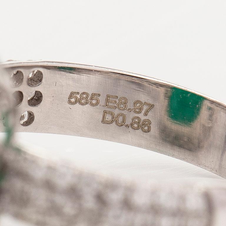 A 14K white gold ring, with an emerald ca. 8.97 ct and diamonds. With IGI-certificate.