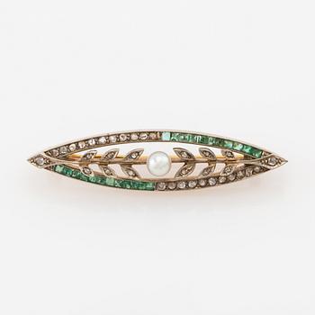 Brooch 18K gold with rose-cut diamonds, cultured pearl, and square-cut emeralds, circa 1900.