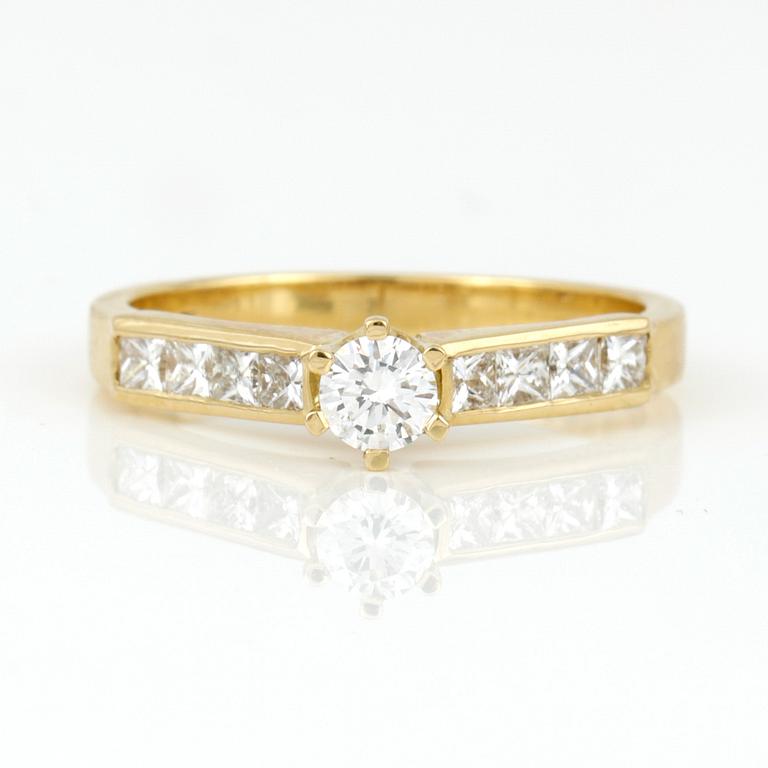 RING, 18K guld med briljant och prinsesslipade diamanter, tot ca 0,65 ct. Vikt 3,11 g.