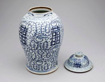 GOLVURNA med LOCK, porslin, Kina 1900-tal.