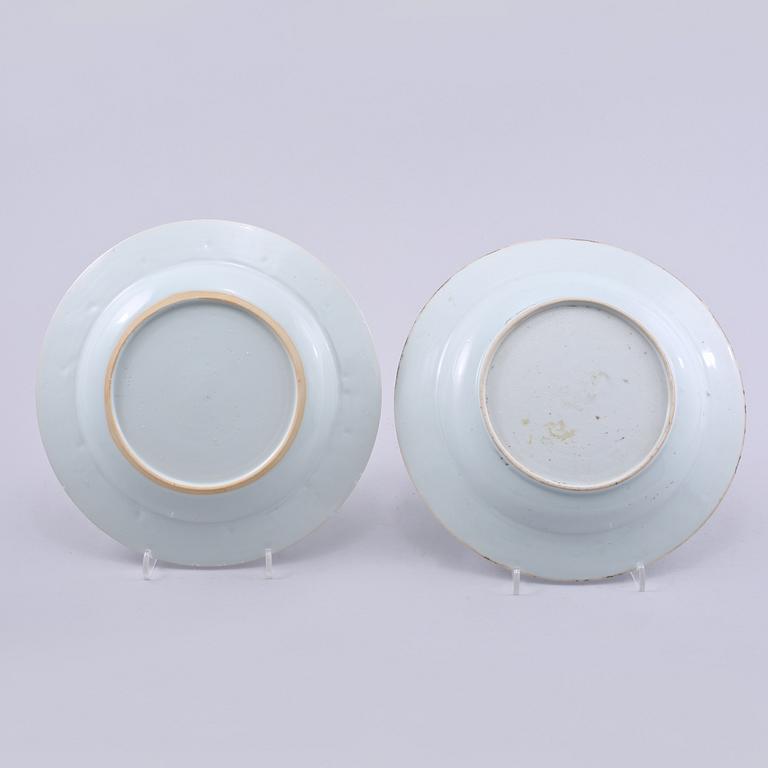 TALLRIKAR, 2 st, porslin, Kina, Qianlong, 1700-tal.