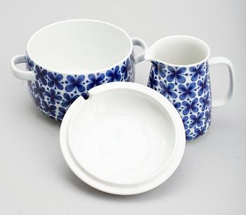 TERRIN SAMT TILLBRINGARE, porslin, "Mon Amie", Rörstrand.