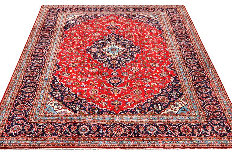 A Keshan carpet, c. 372 x 247 cm.