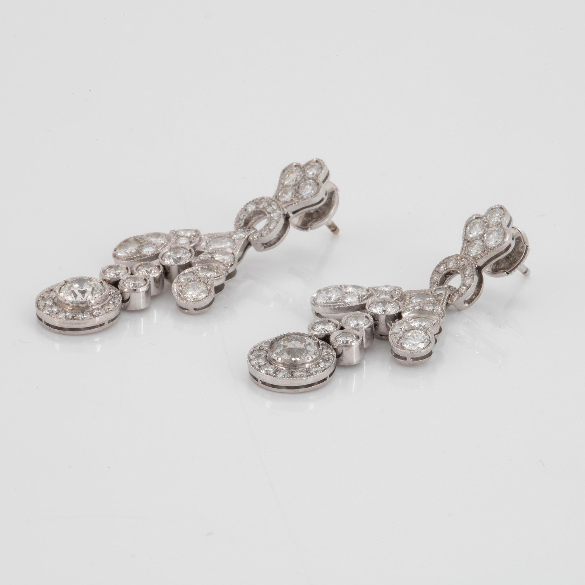Ett par örhängen 18K vitguld med gammal- och runda briljantslipade diamanter.