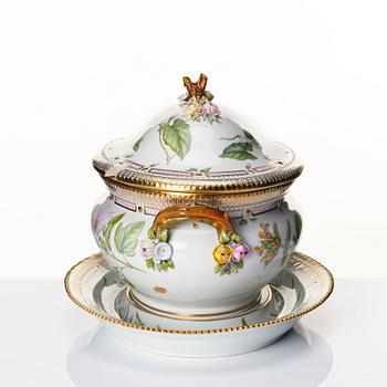 Terrin med lock och fat, porslin. Royal Copenhagen, "Flora Danica", Danmark, 1900-tal.