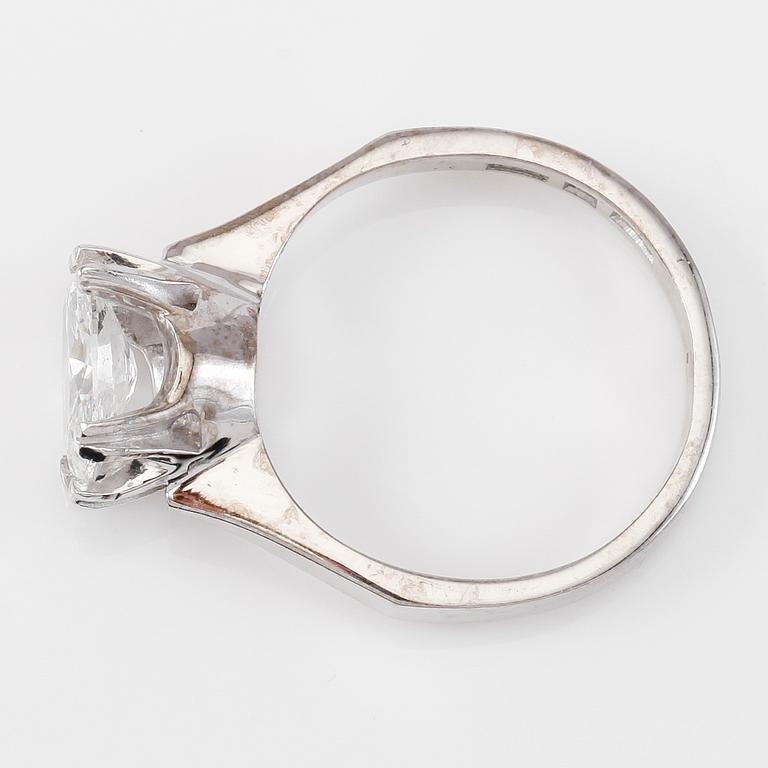 RING, 18K vitguld, solitär oval briljantslipad diamant 1.06 ct, svenska stämplar.