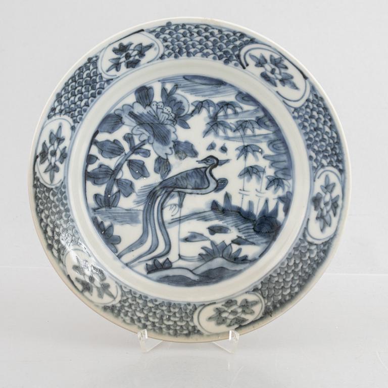 A blue and white Swatow dish  and two blue and white urna, China, Ming dynasty (1368-1644).