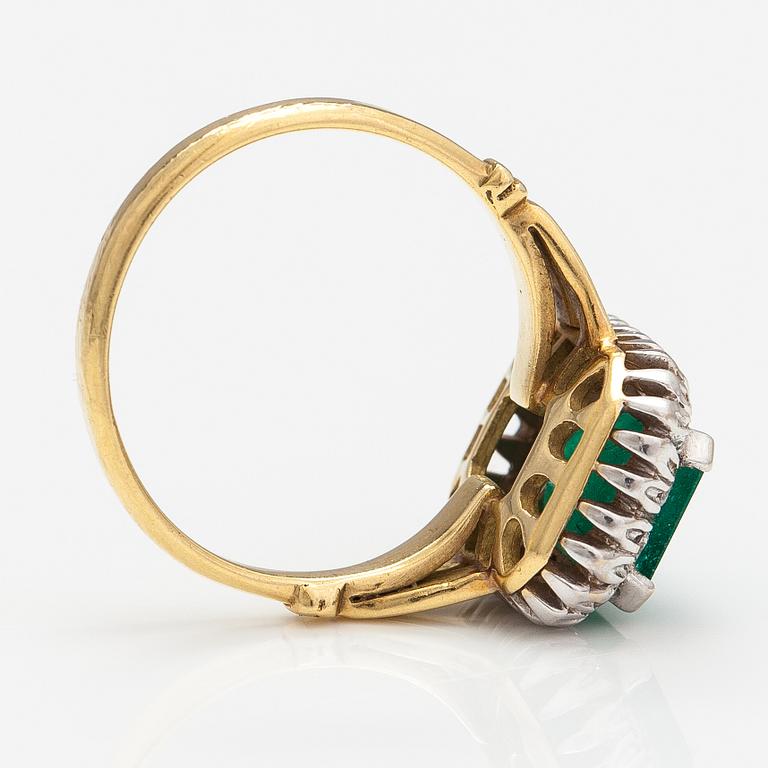 An 18K gold ring with diamonds ca. 0.21 ct and an emerald.