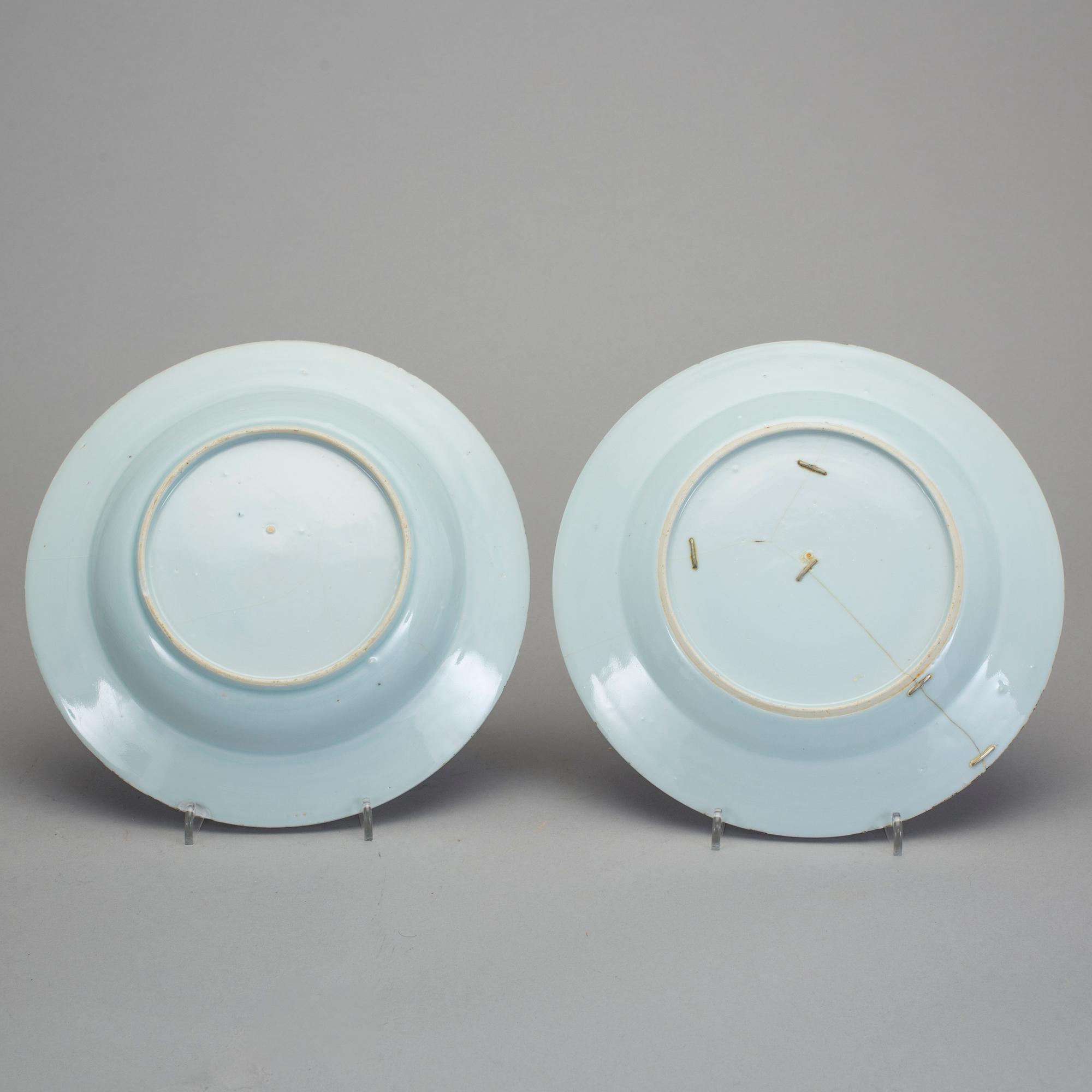 TALLRIKAR, 8+9 st. Porslin, Jiaqing, Kina omkring 1800.