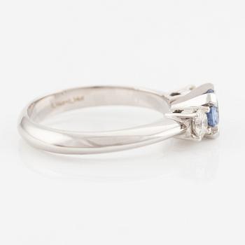 Ring in 14K gold with a faceted sapphire and round brilliant-cut diamonds.