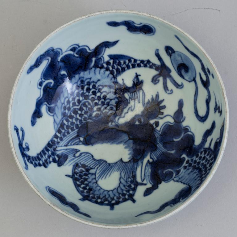 A blue and white bowl, Qing dynasty, late 18th Century.
