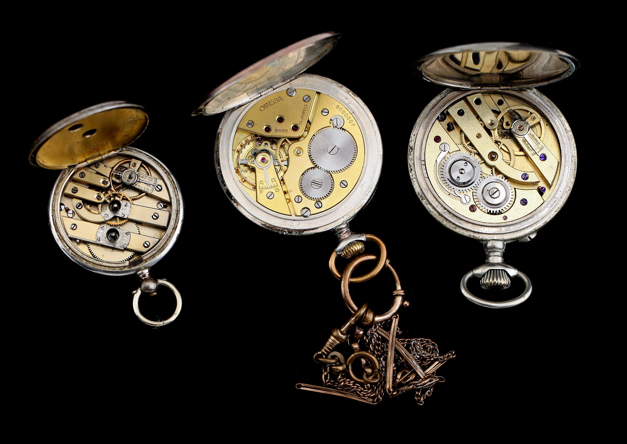 FICKUR, 3 st, bla silver och Omega, tidigt 1900-tal.