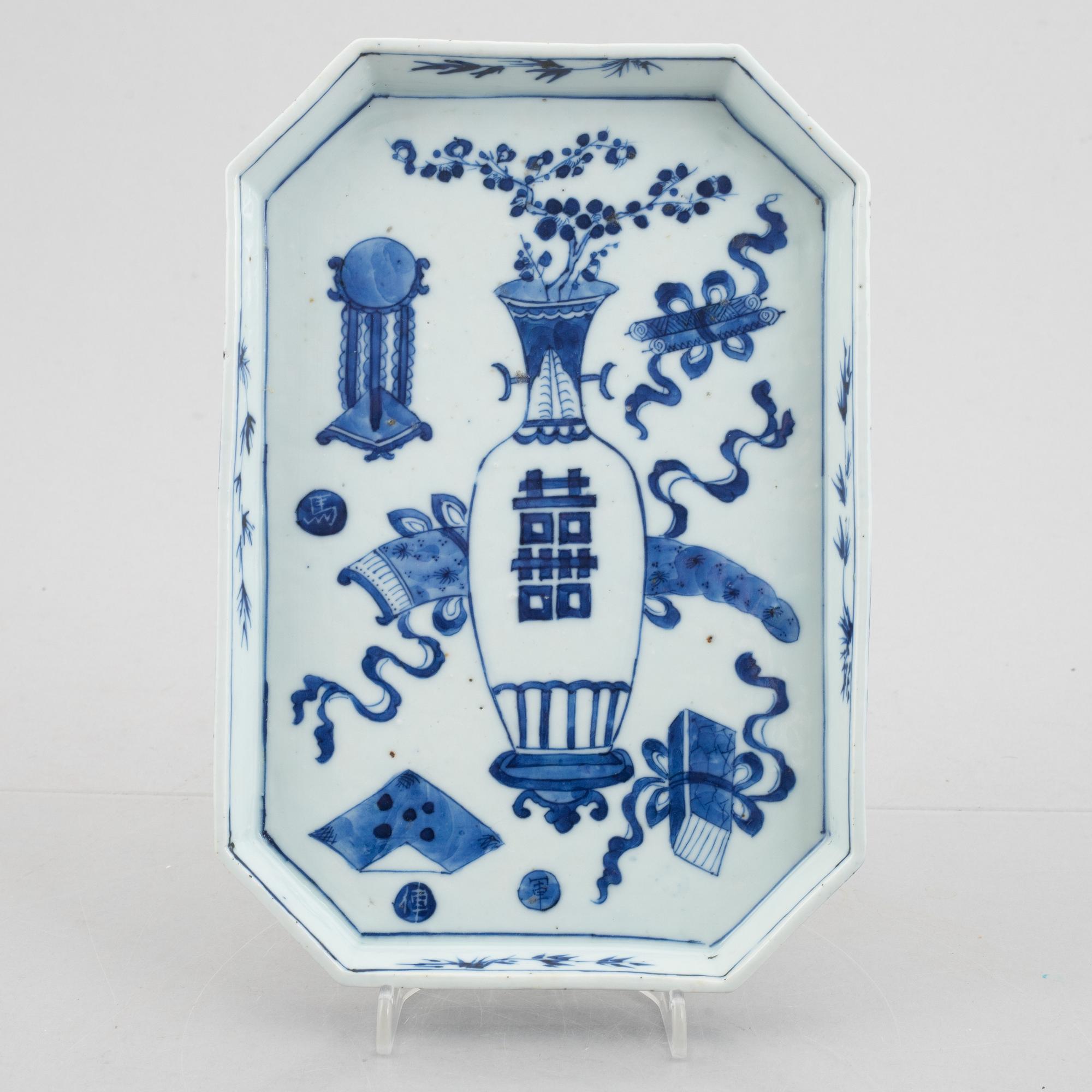 A Chinese blue and white porcelain tray, Qing dynasty, 19th century.