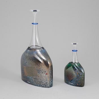 BERTIL VALLIEN, flaskor, 2 st, glas, Kosta Boda Artist Collection.