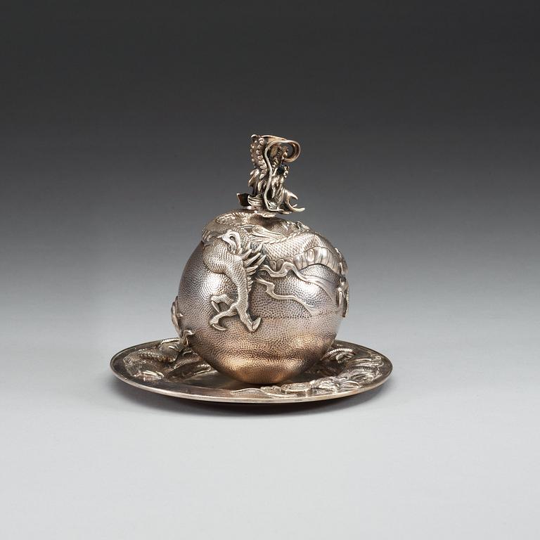 BRÄNNARE PÅ FAT silver. Shanghai, 1900-talets början.