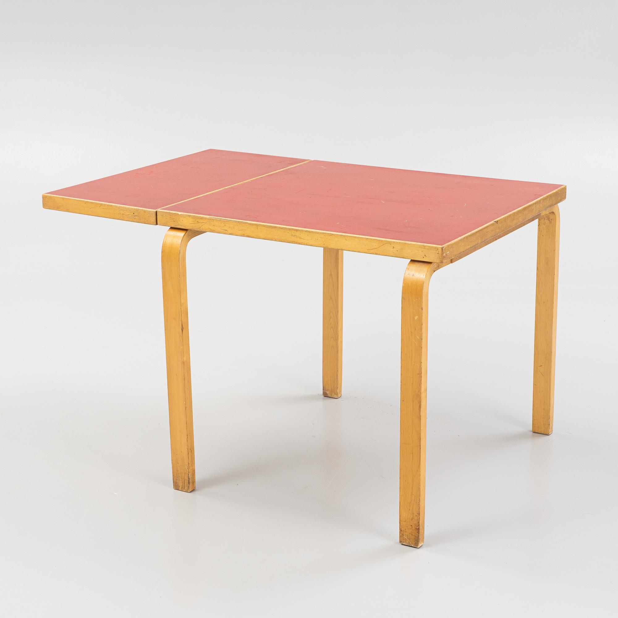 Alvar Aalto, stolar, 3 st, modell 66, samt matbord, Artek, Finland.