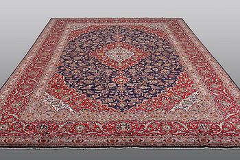 A carpet, Kashan, ca 420 x 292 cm.