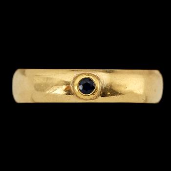 RING, 20k guld med fasettslipad blå safir, CJ Häggström, Visby, 1911. Vikt 4 g.