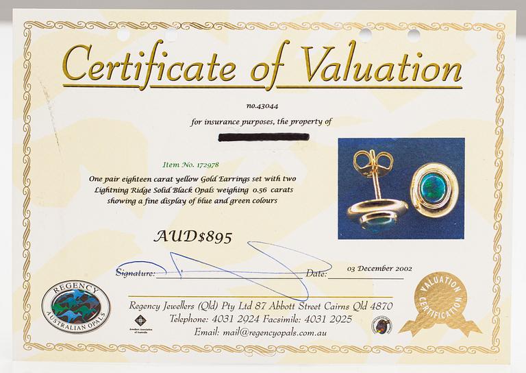 Korvakorupari, 18K kultaa ja Lightning ridge mustat opaalit ca. 0.56 ct yht. Todistuksella.