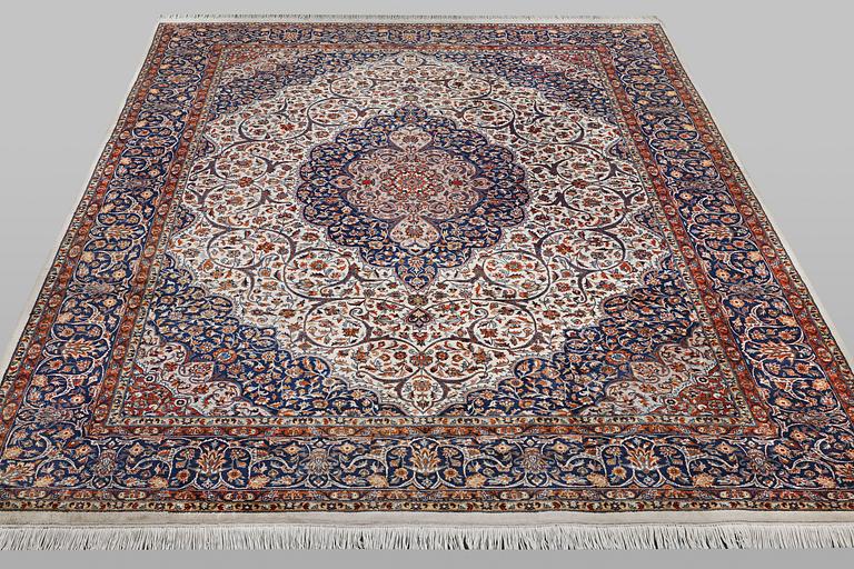A carpet, Quum, ca 334 x 248 cm.