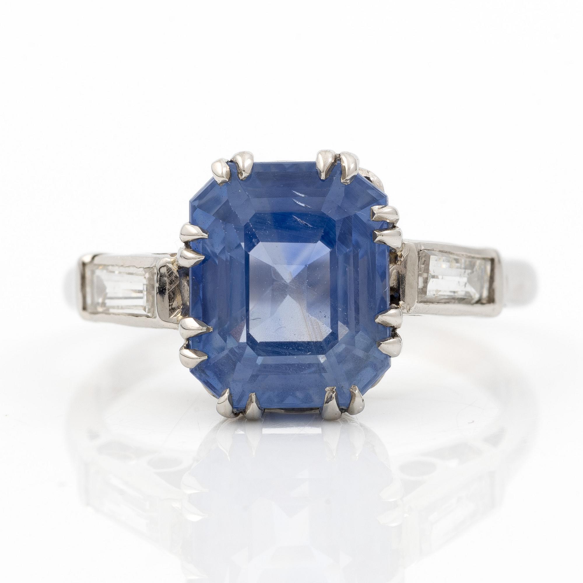Ring platina med safir och baguetteslipade diamanter. Medföljande report GCS.
