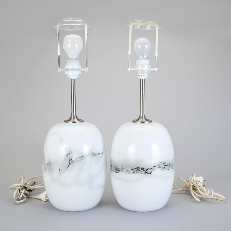 BORDSLAMPOR, ett par, glas, Holmegaard, Danmark, 1900-talets andra hälft.