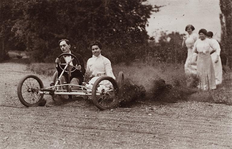 Jacques-Henri Lartigue, "Zissou et Madeleine Thibault, Rouzat", 1911.