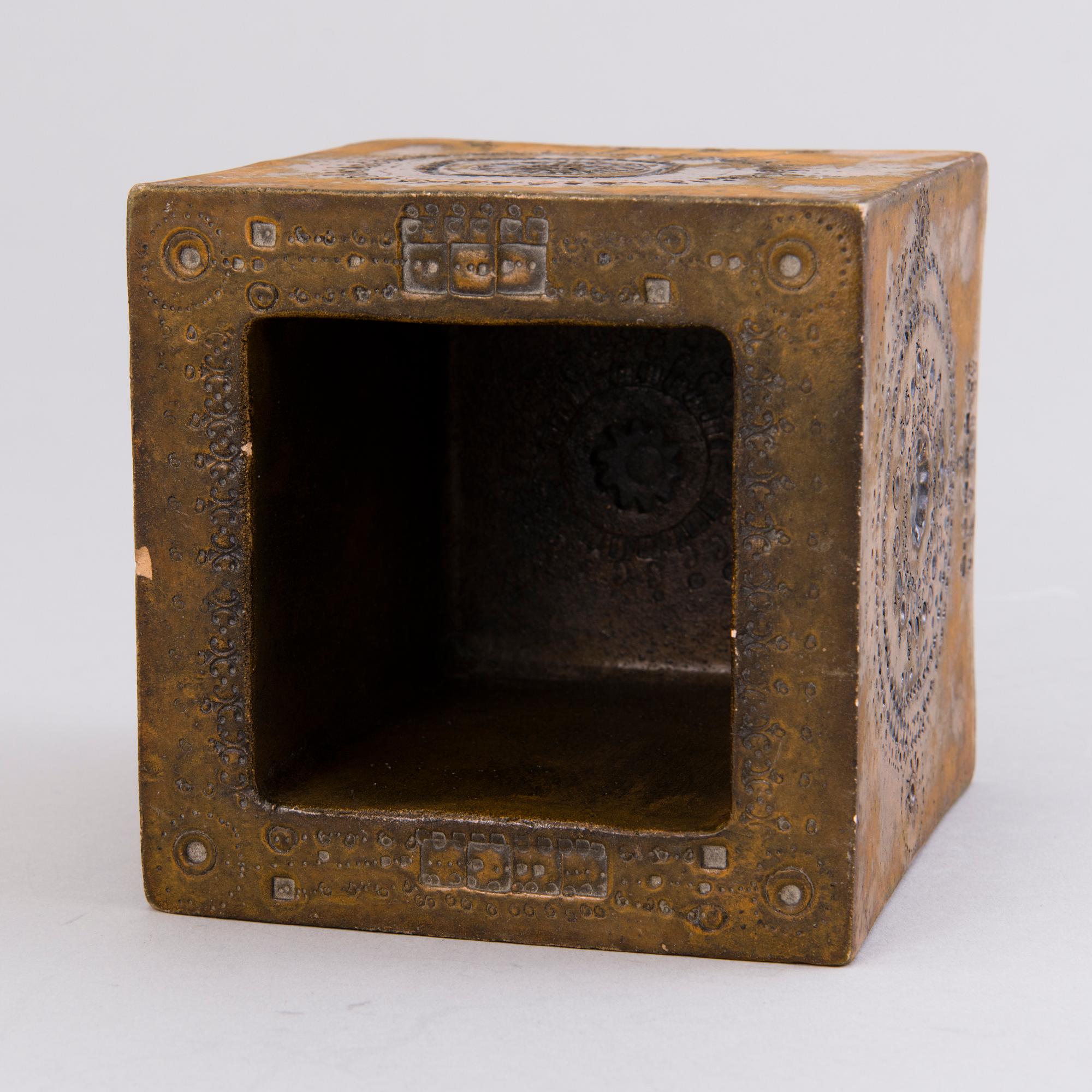 RUT BRYK, MALJAKKO, kivitavaraa, "Talo", signeerattu Bryk.