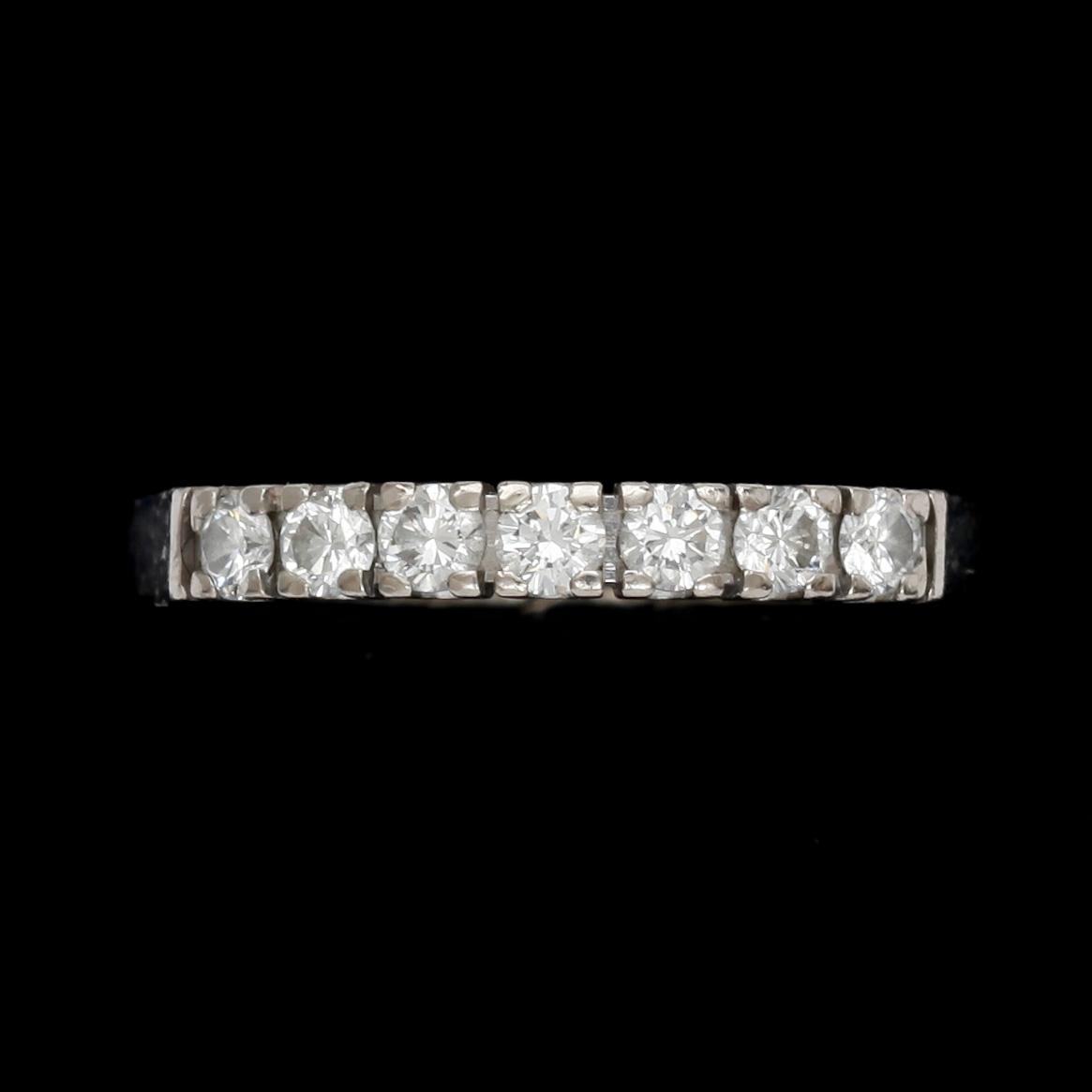 RING, 18k vitguld med briljantslipade diamanter tot ca 0,37 ct enligt gravyr. Vikt 3,4 g.