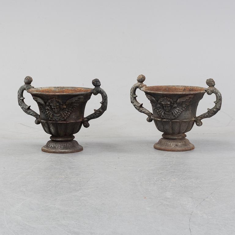 A pair of cast iron garden urns, 20/21th century.