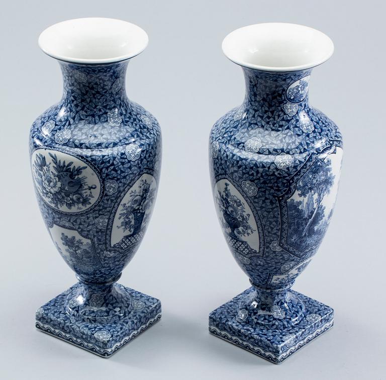 VASER, ett par, flintgods, omkring 1900.