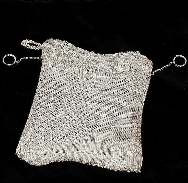 VÄSKA / PÅSE, silver, 1900-talets första hälft. Vikt ca 230 gram.