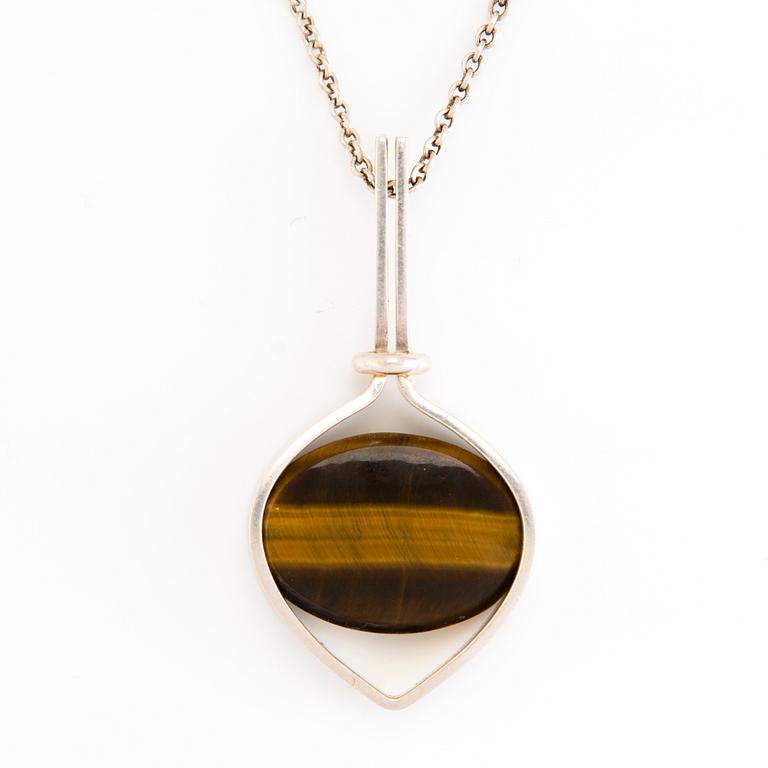 RIIPUS ja SORMUS, hopeaa, tiikerinsilmä, 1961.