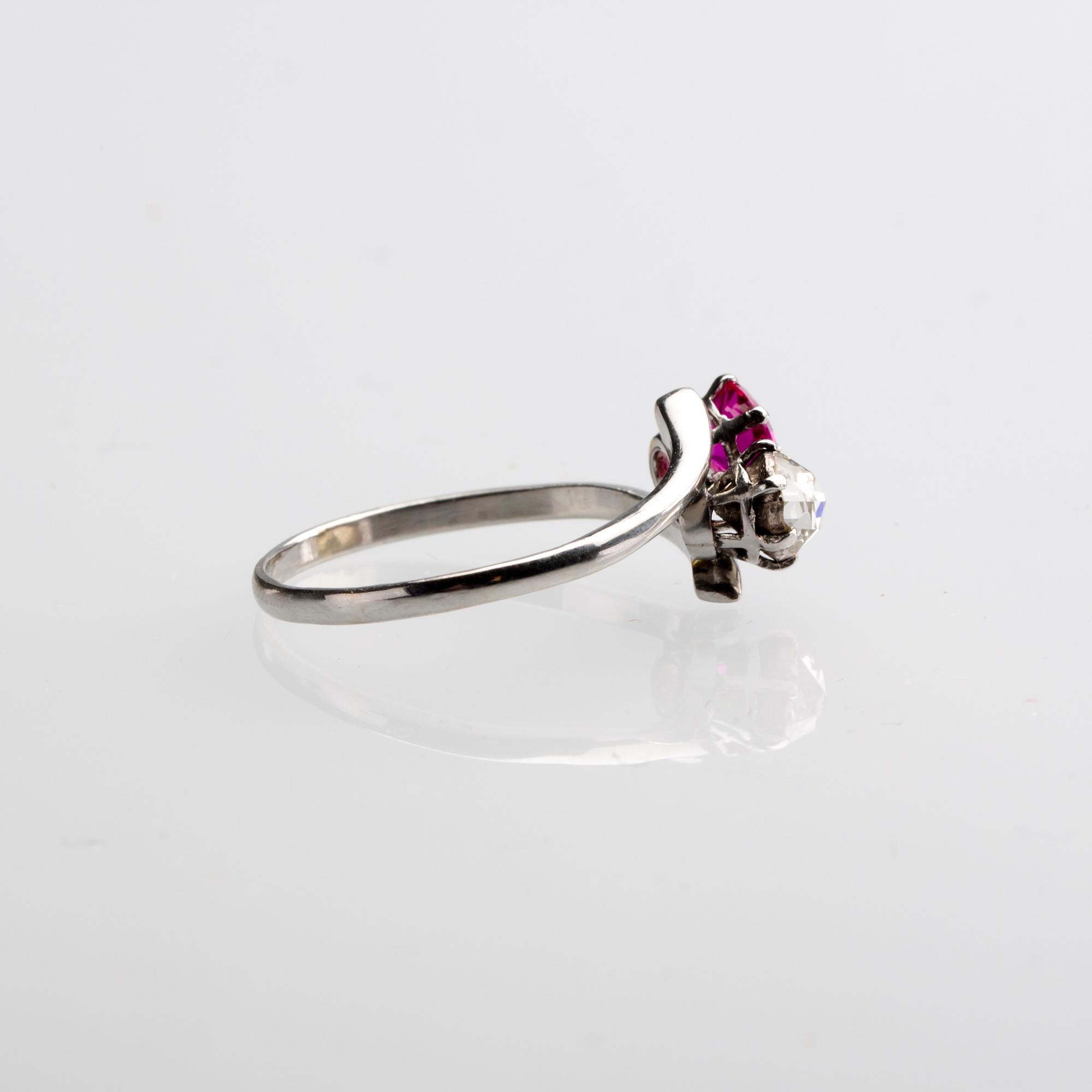 RING, 18 k vitguld med diamant ca 0.50 ct samt rubin ca 0.55ct. Lundström Göran, Piteå, 1939. Vikt ca 3,6 g.