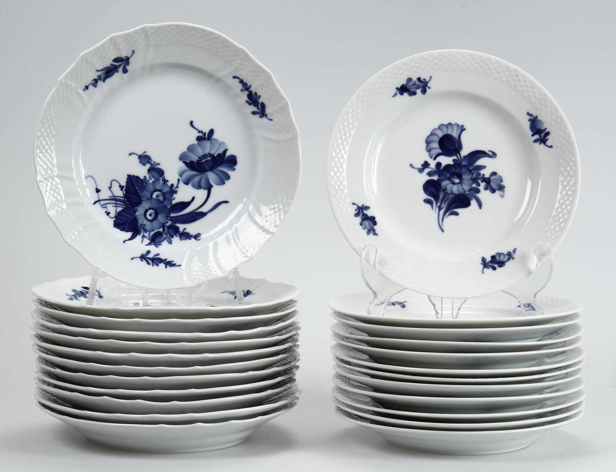 SERVISDELAR, 24 delar, porslin, "Blå Blomst", Kongl Dansk.