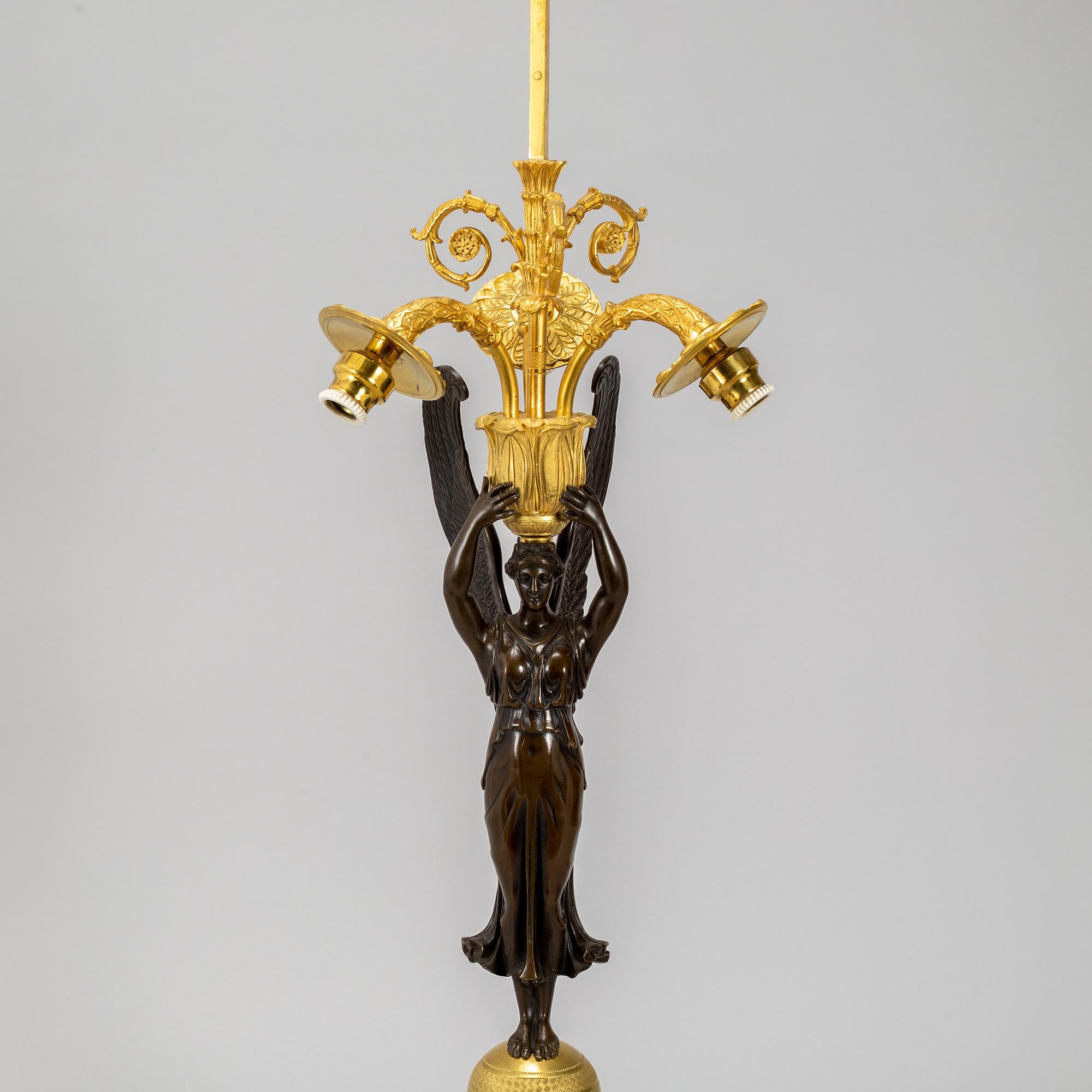 BORDSLAMPA, förgylld och patinerad brons, empirestil, 1800-talets andra hälft.