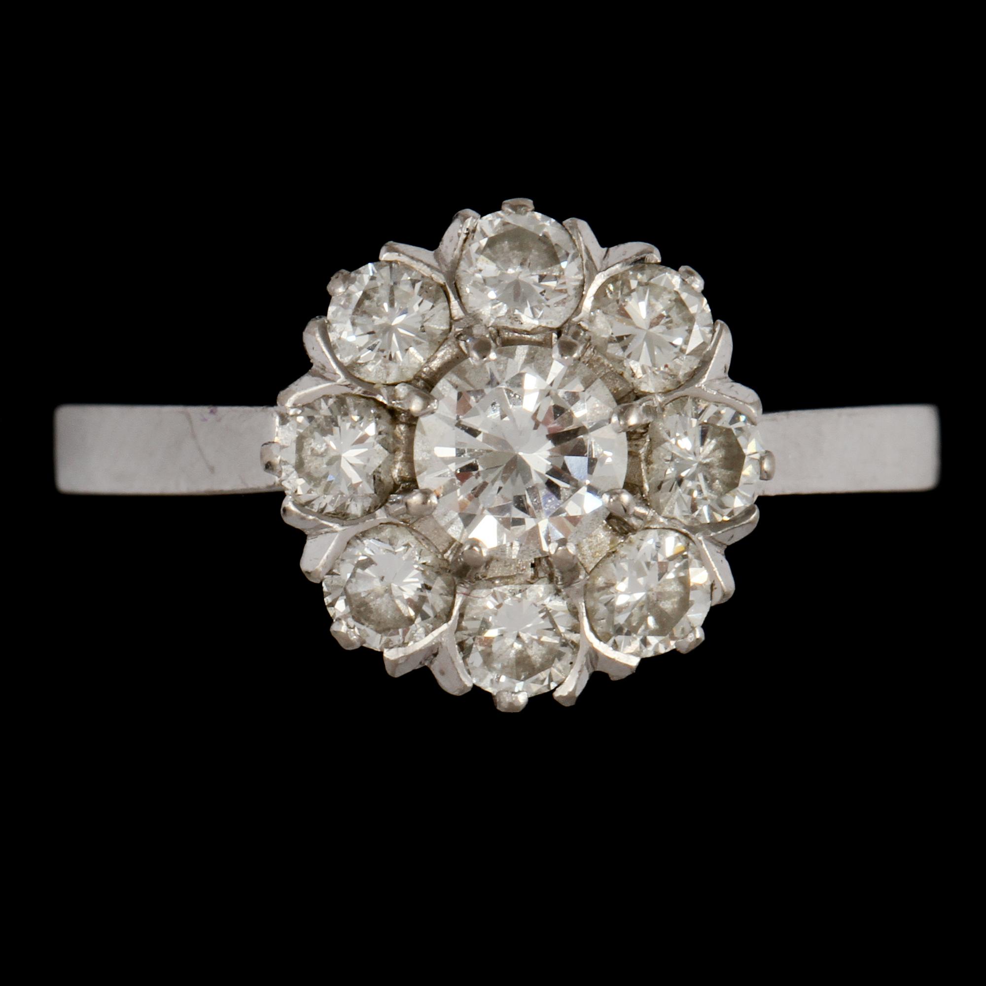 RING, 18k vitguld med 9 briljantslipade diamanter, tot 1.02 ct, J Pettersson eftr, Stockholm, 1965. Vikt 4 g.
