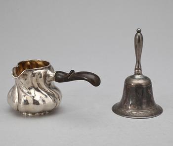 BORDSKLOCKA samt KANNA, silver bla Johan Petter Hedman Norrköping 1831. Totalvikt ca 215 gr.