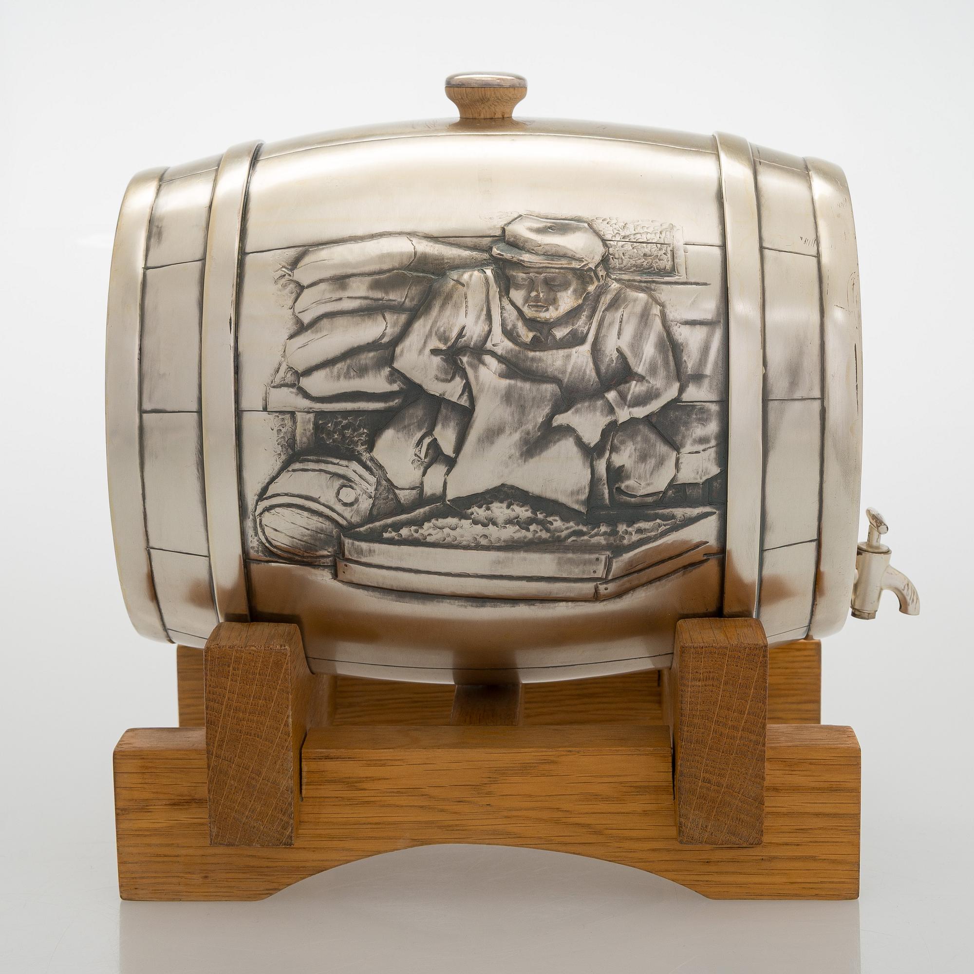 Tynnyri, hopeaa puujalustalla, Auran Kultaseppä, Turku 1969.