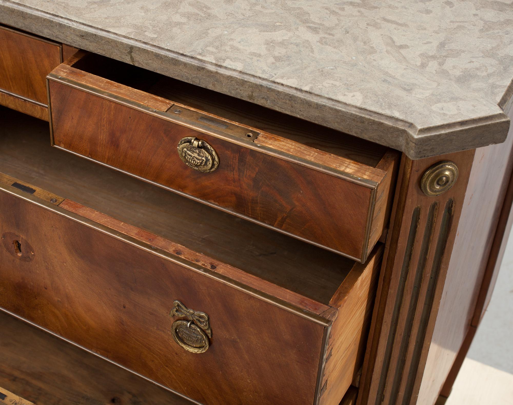 BYRÅ, gustaviansk stil, 1800-tal.