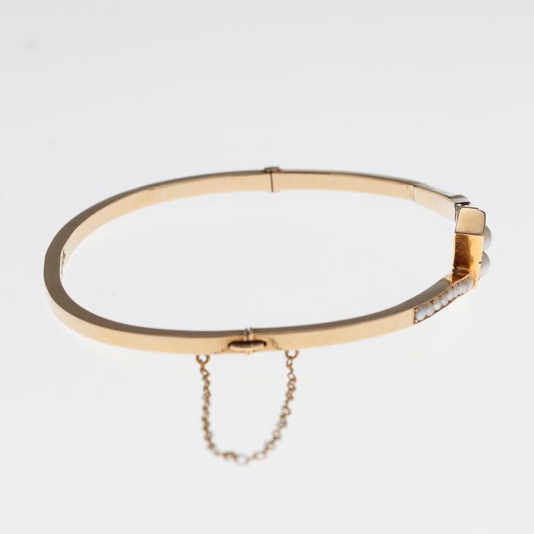 ARMRING, 18K guld, pärlor. Möjligen John Petterson Stockholm 1914. Vikt 7,4 g.