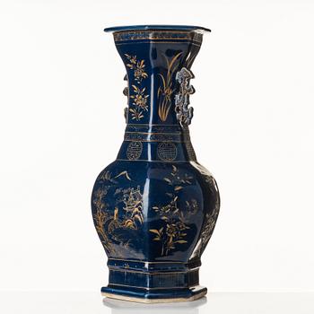 A blue vase, Qing dynasty, 19th Century.