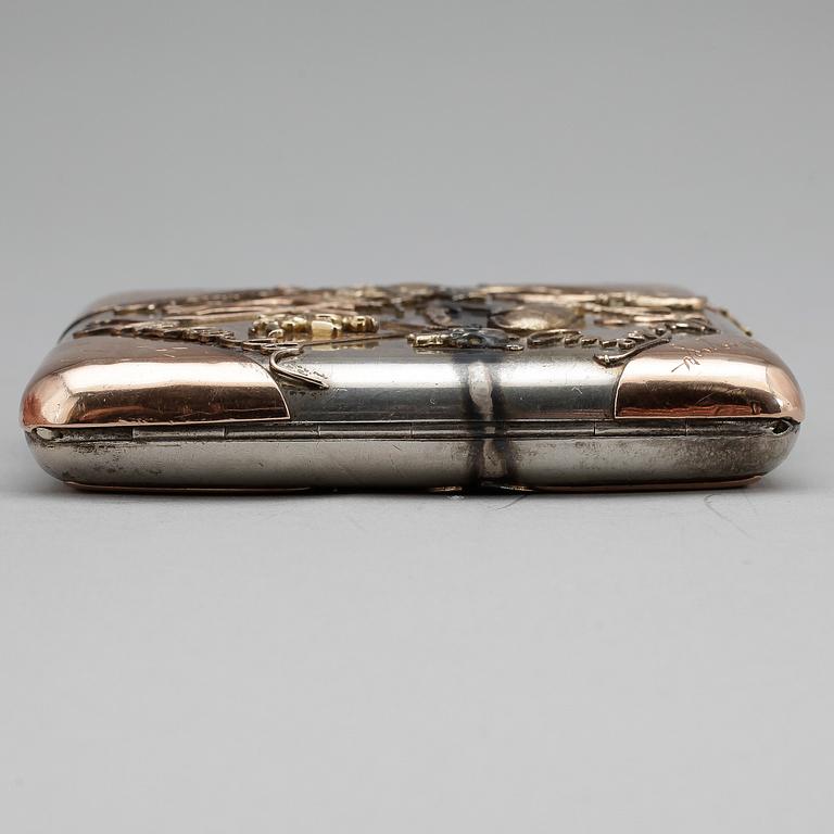CIGARETTETUI, silver med detaljer av guld, Moskva, sekelskifte 1800/1900. Total vikt ca 232 g.