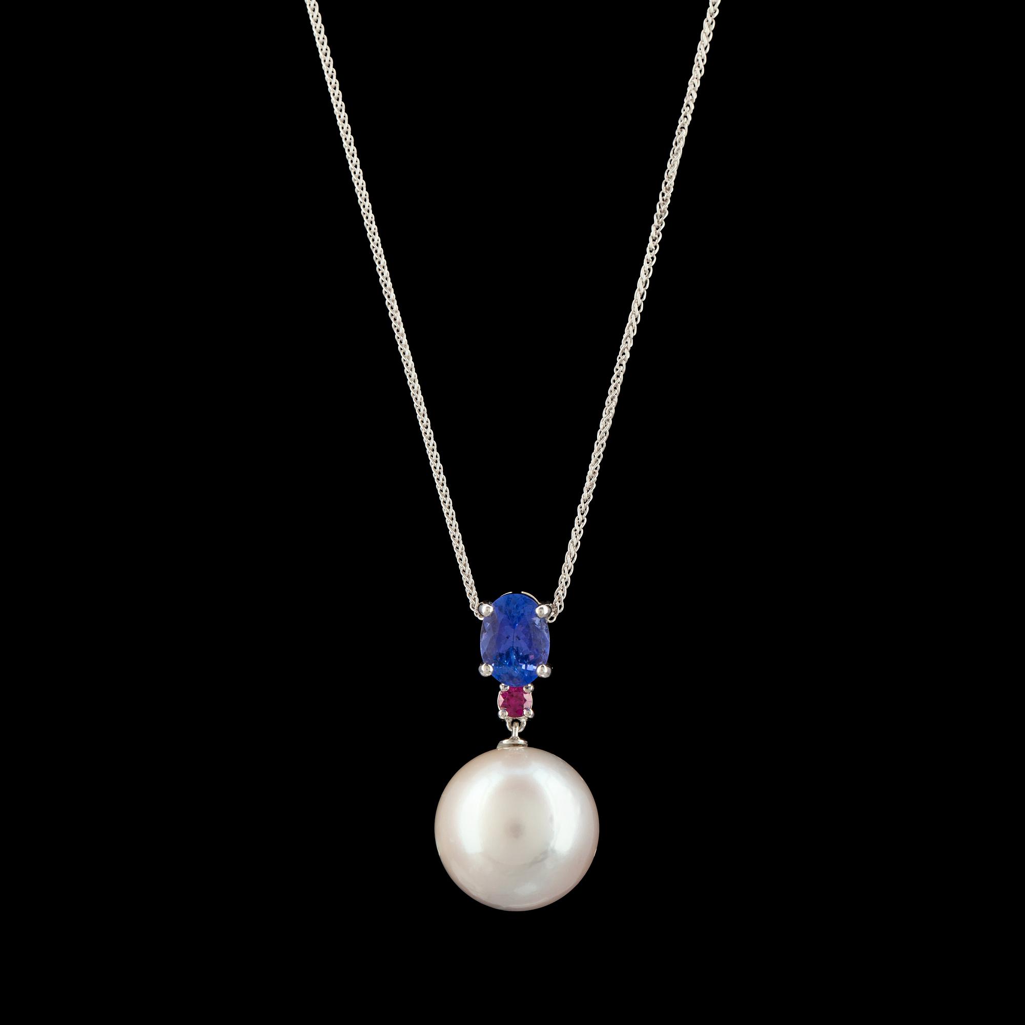 HÄNGSMYCKE med odlad Söderhavspärla (South sea), 15 mm, fasettslipad tanzanit, totalt ca 1.90 ct samt rubin 0.15 ct.