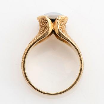 Ring 18K gold with an opal triplet.