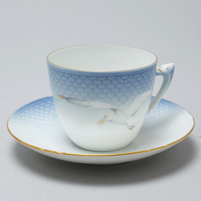 80 pieces of porcelain tableware from Bing & Gröndahl, model "Måsen", second half of the 20th century.