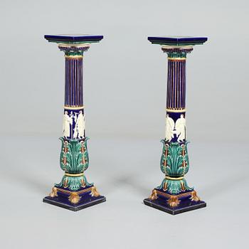PIEDESTALER, ett par, majolika, Gustavsberg, 1800-talets slut.