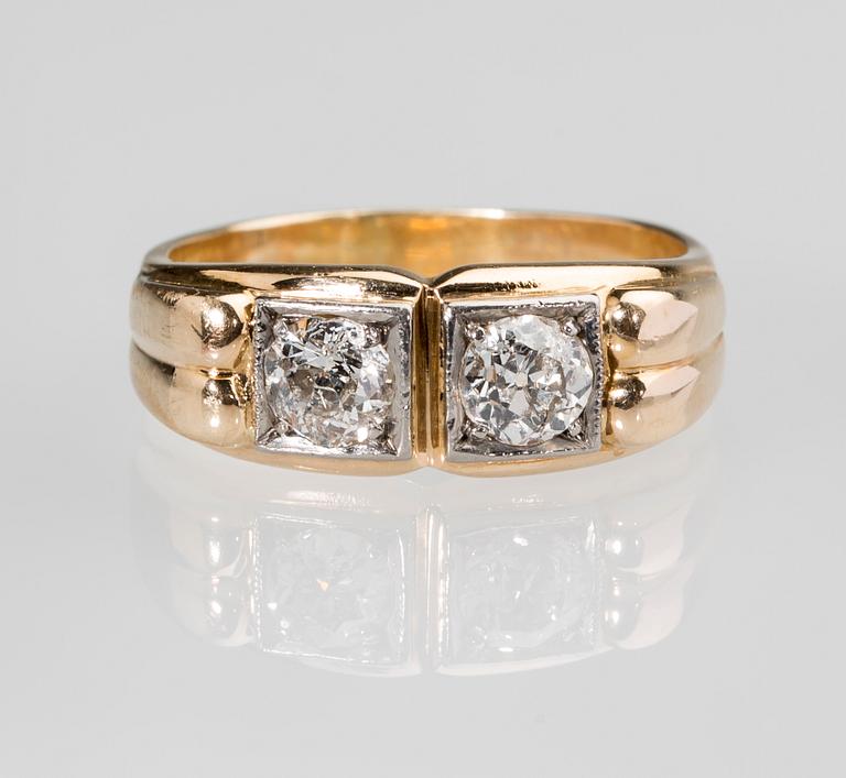 RING, 14 k guld med gammalslipade diamanter, totalt ca 0.80 ct. Vikt ca 8 g.